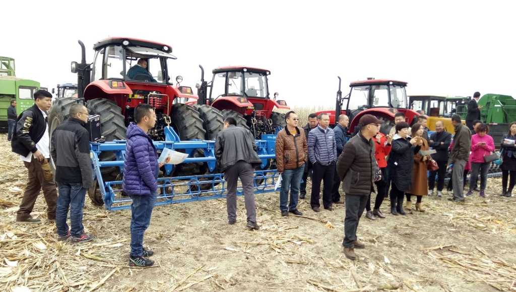 龙八国际国三大型拖沓机在黑龙江省深松深耕现场演示会上大放异彩