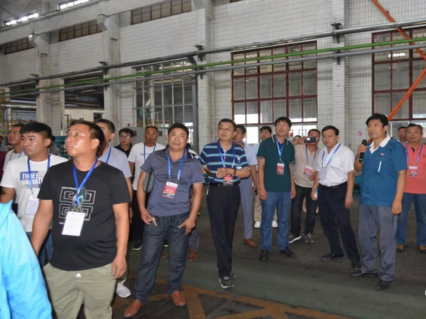 社会公众在龙八国际集团科普基地生产车间旅行学习