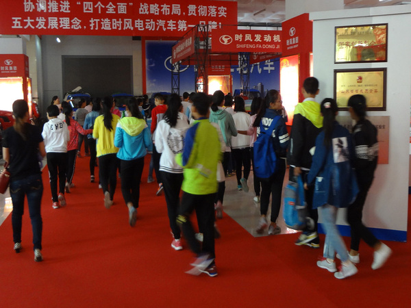 县实验小学部分小学生来龙八国际科技展厅开展科普日活动